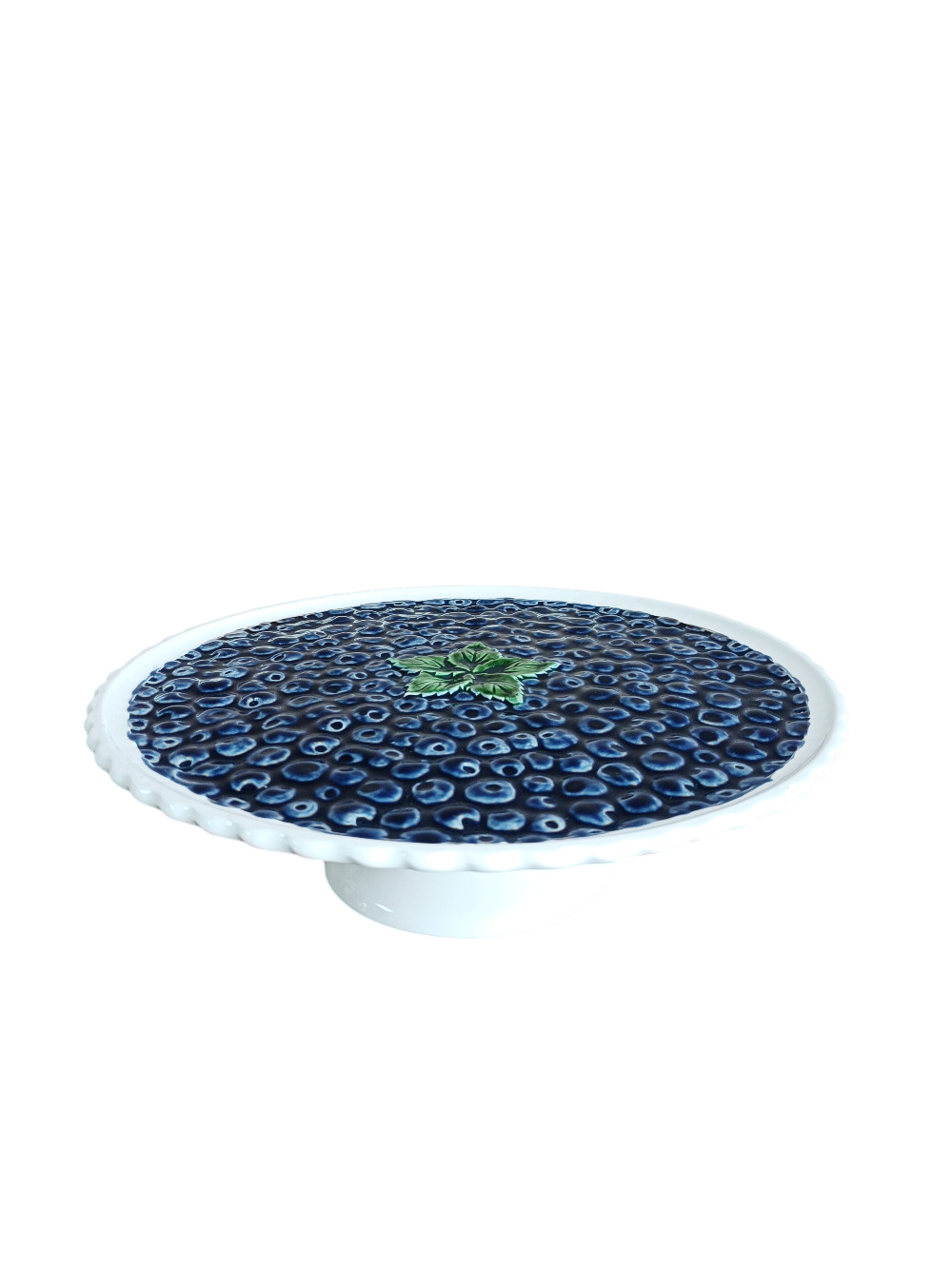 Plat à tarte sur pied, en barbotine décor myrtilles