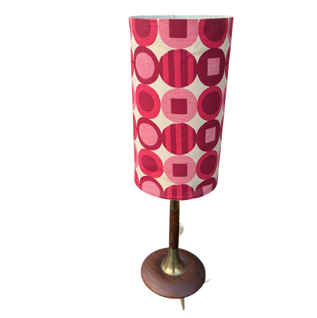 Lampe vintage années 70 – pied scandinave en bois et abat-jour rétro à motifs