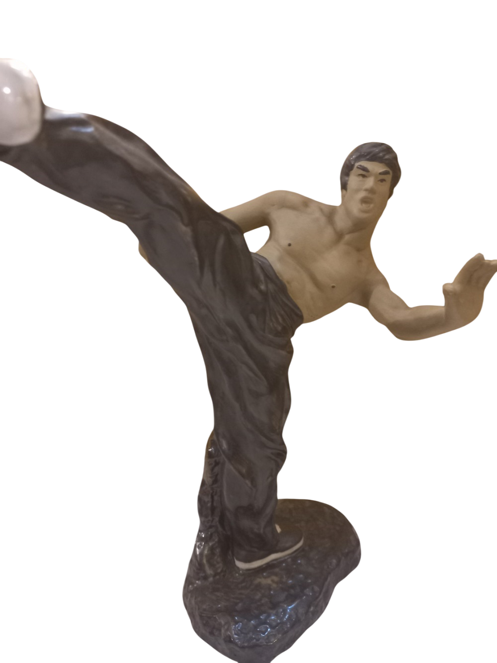Figurine d'artiste martial en céramique