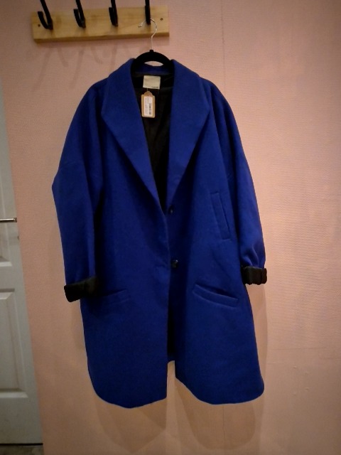 Manteau trend en velours bleu électrique