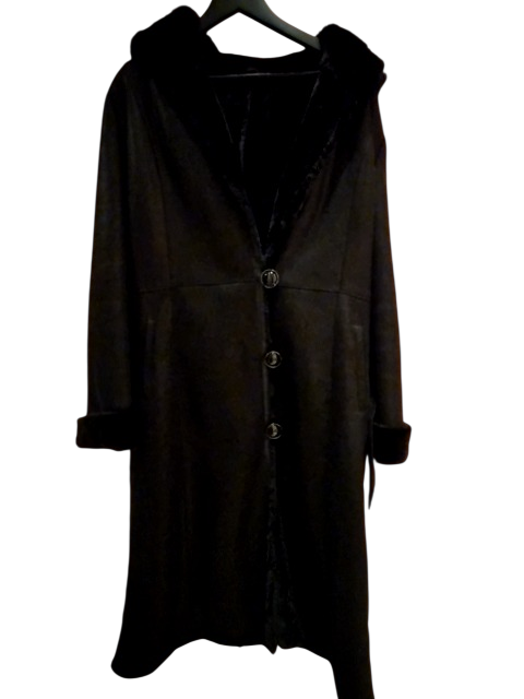 Manteau noir en peau de veau retourné avec col en fausse fourrure