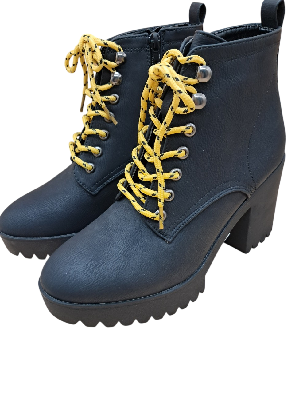 Bottes à talons noires avec lacets jaunes
